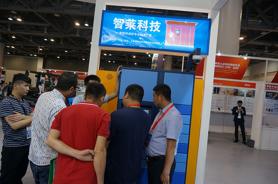 工作人員講解智能快遞柜原理 工作人員講解智能快遞柜原理
